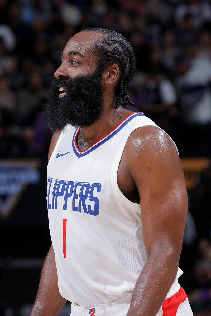 球员C罗先生，完成一次精彩的倒钩破门。